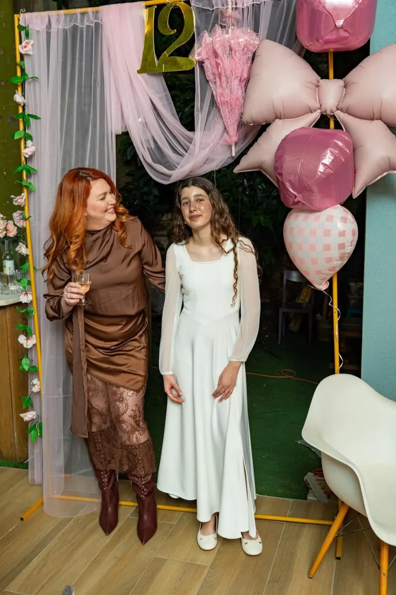 ענבל רובין עם בת המצווה בעמדת הצילום