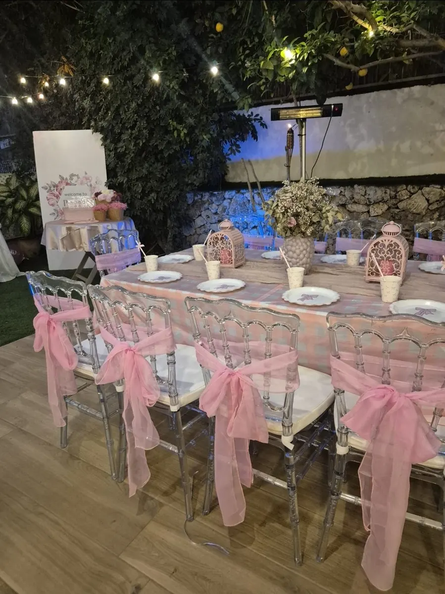 שולחן ערוך בגינה תחת שרשרת אורות