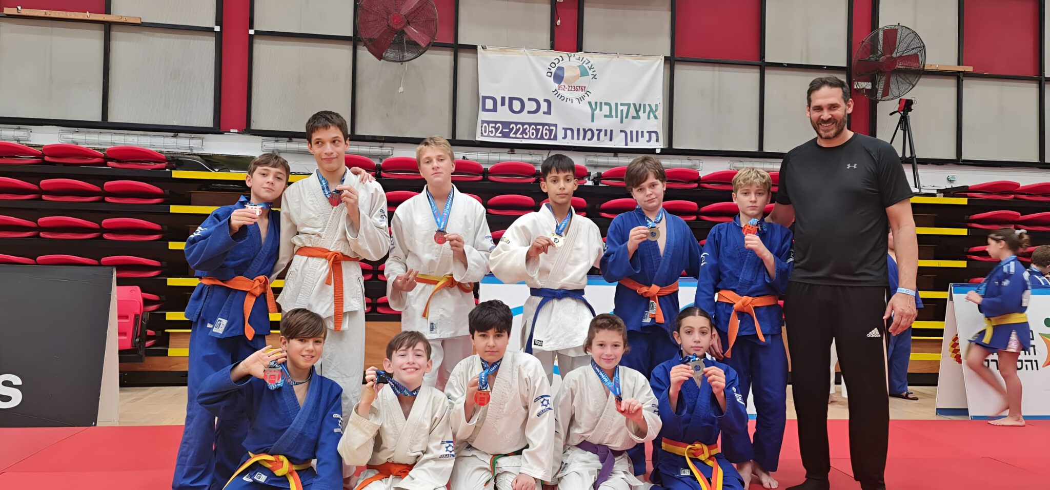 שניר רובין עם החניכים של חוג הג'ודו - תמונה 2