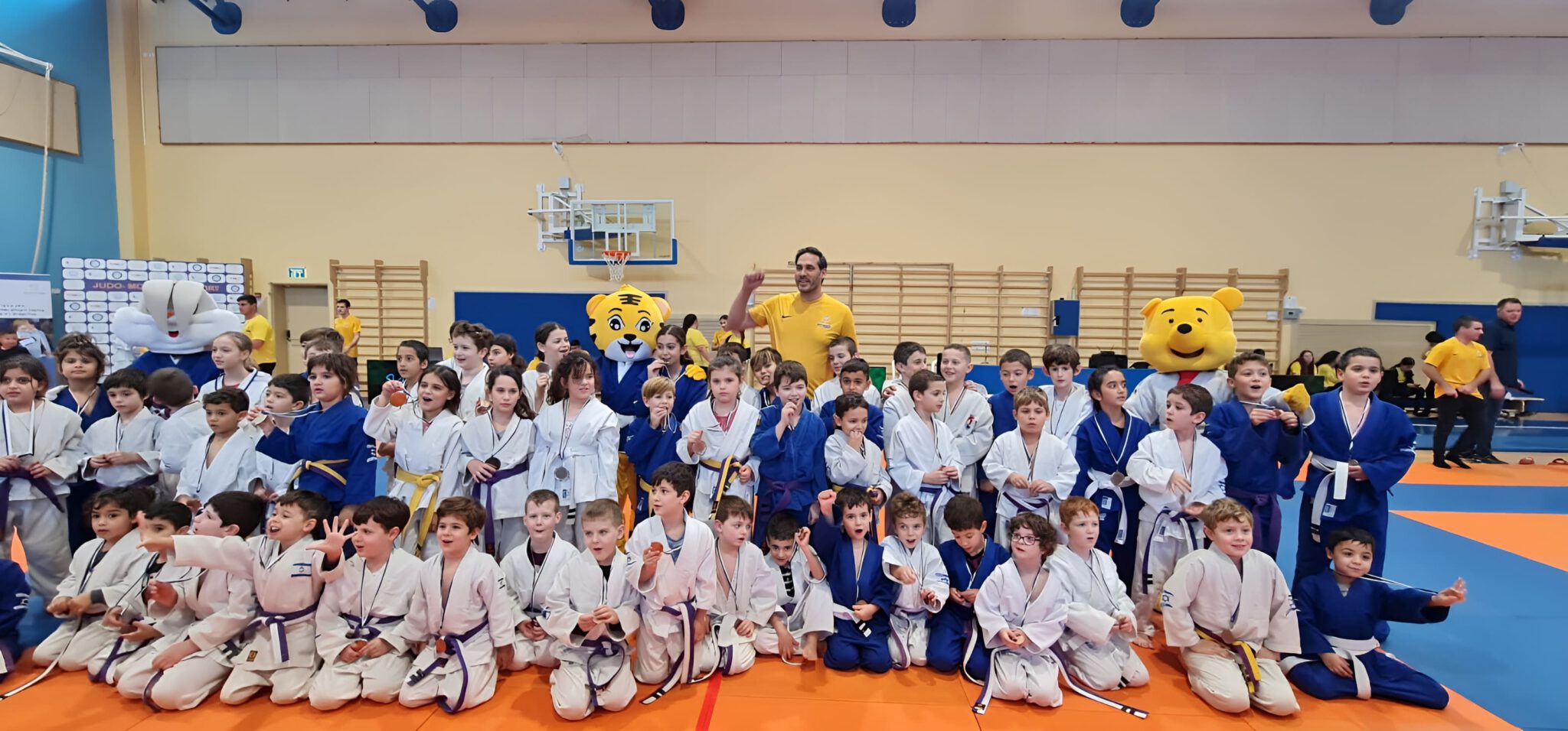 שניר רובין עם החניכים של חוג הג'ודו - תמונה 1
