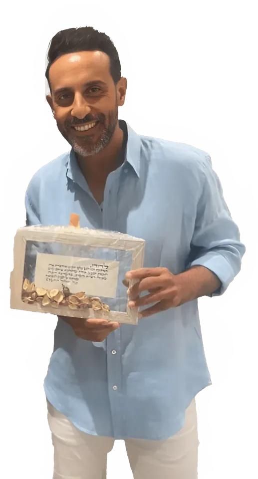 לקוח מחזיק קלף ממוסגר שקיבל במתנה