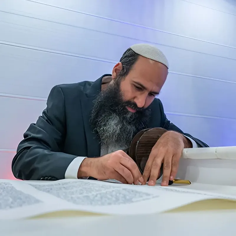 יהודה דוד, סופר סת"ם, כותב על קלף